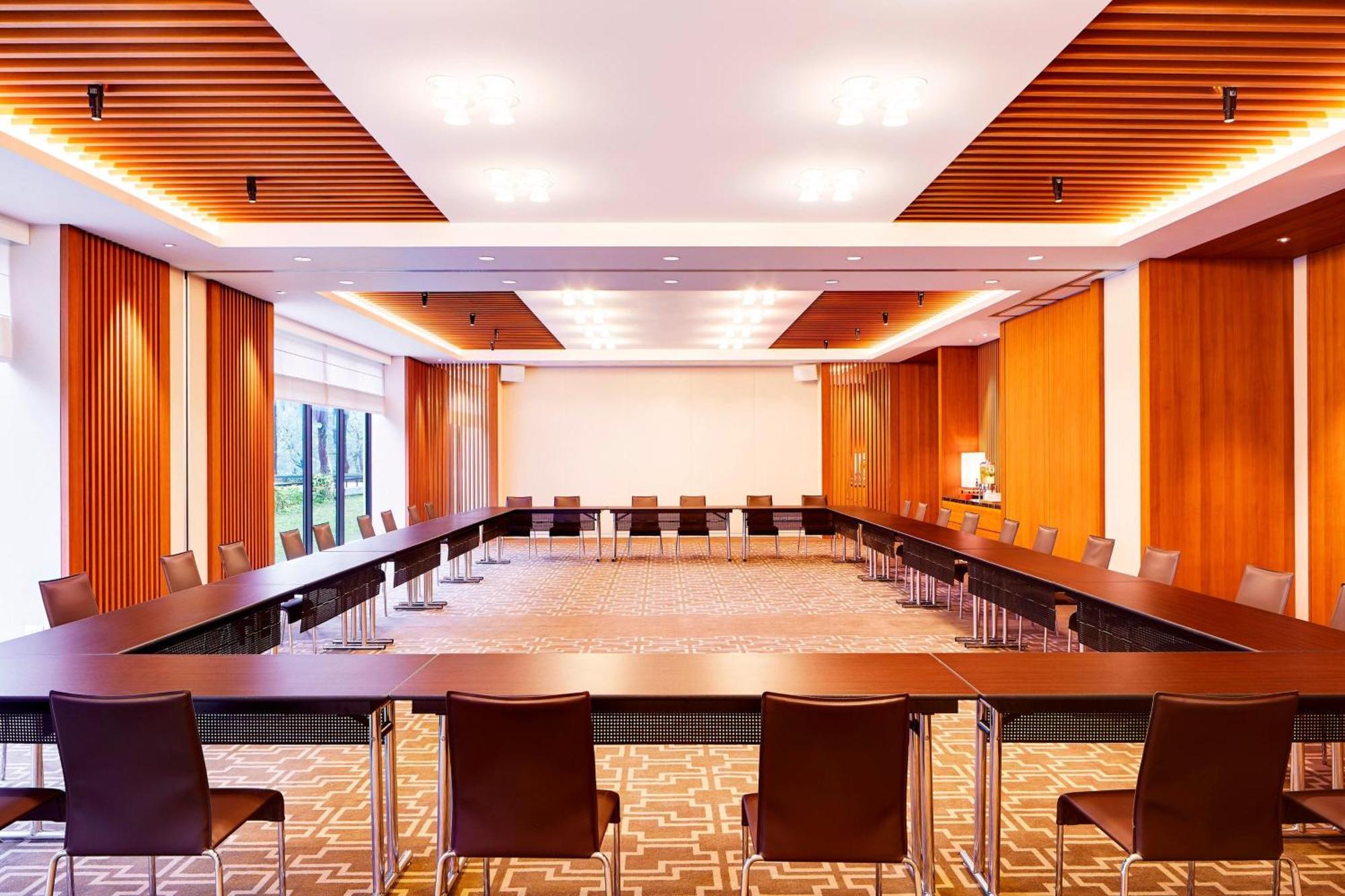 ザ ウェスティン ダーシー リゾート タオユェン 大渓区 エクステリア 写真 A meeting room at the Swissôtel Grand in Geneva, Switzerland