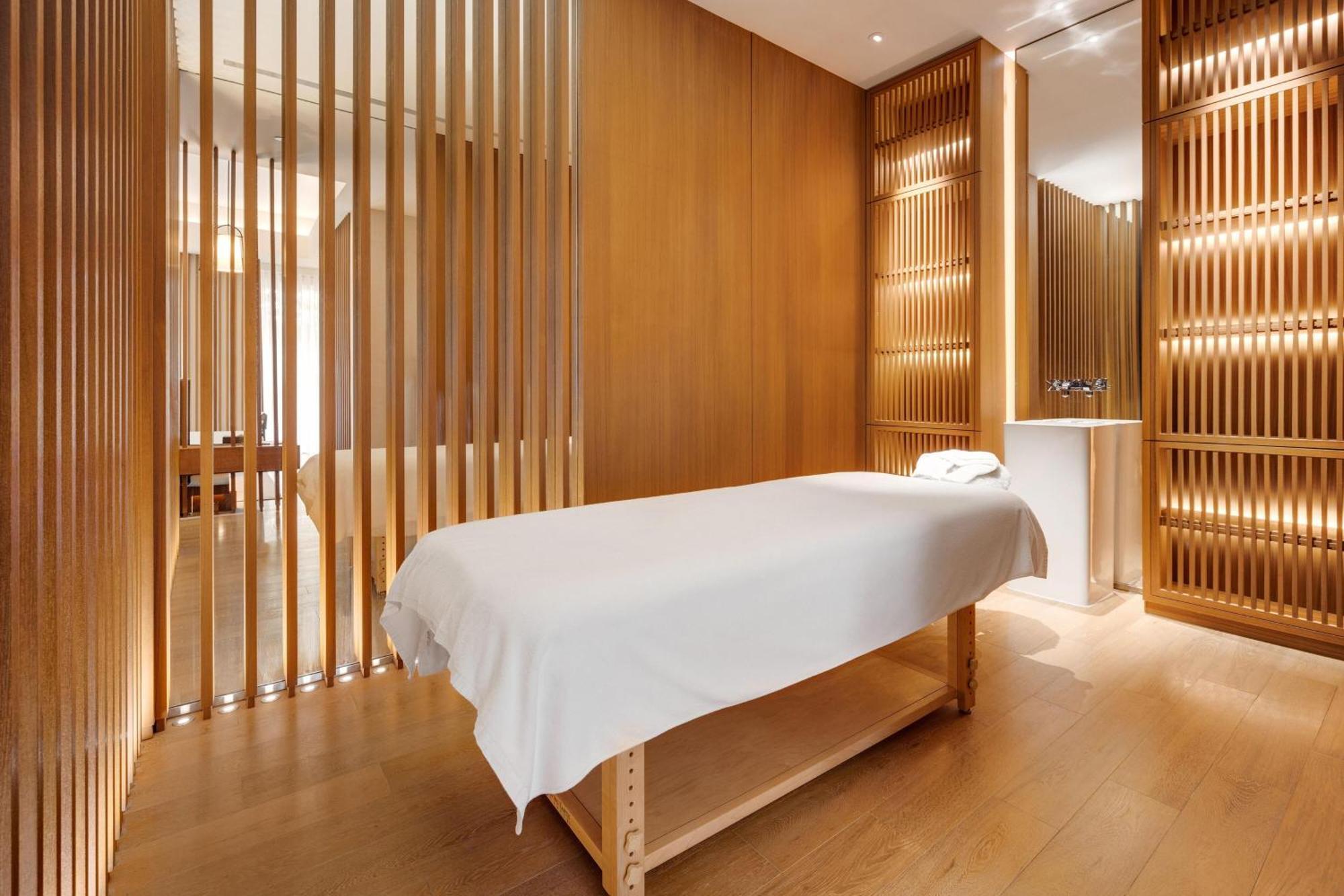 ザ ウェスティン ダーシー リゾート タオユェン 大渓区 エクステリア 写真 A treatment room at The Spa at The Landmark, Hong Kong